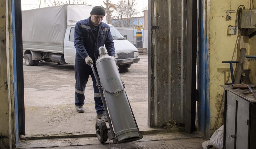 Выгрузка баллона у ворот цеха на тележке-кантователе